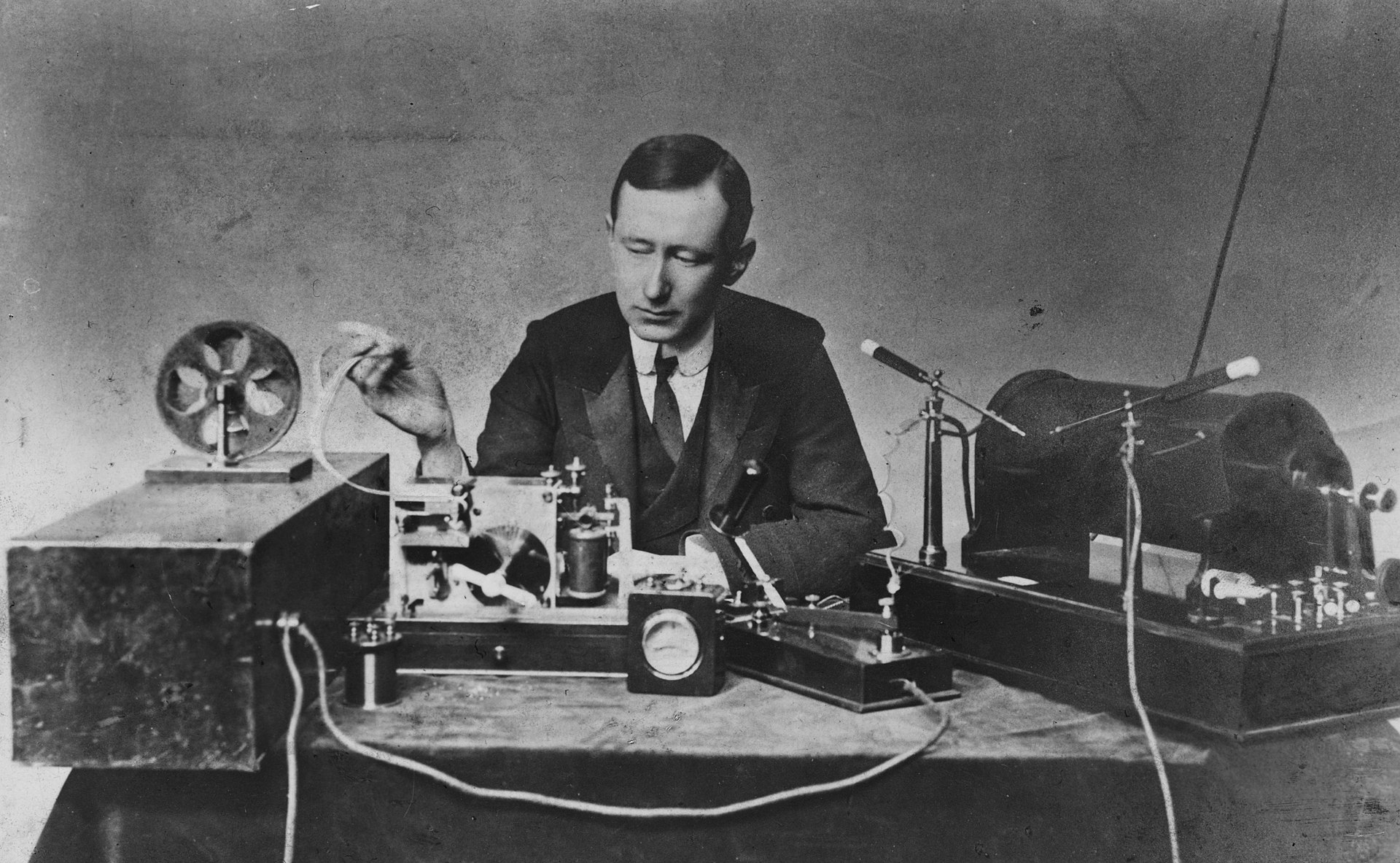 Marconi an der Sendeanlage